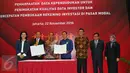 Suasana penandatangan kerja sama KSEI dengan Dukcapil Kementerian Dalam Negeri (Kemendagri) terkait pemanfaatan data kependudukan dengan 100 pelaku usaha Bursa Efek Indonesia (BEI) di Gedung BEI, Jakarta, Selasa (22/11). (Liputan6.com/Angga Yuniar)