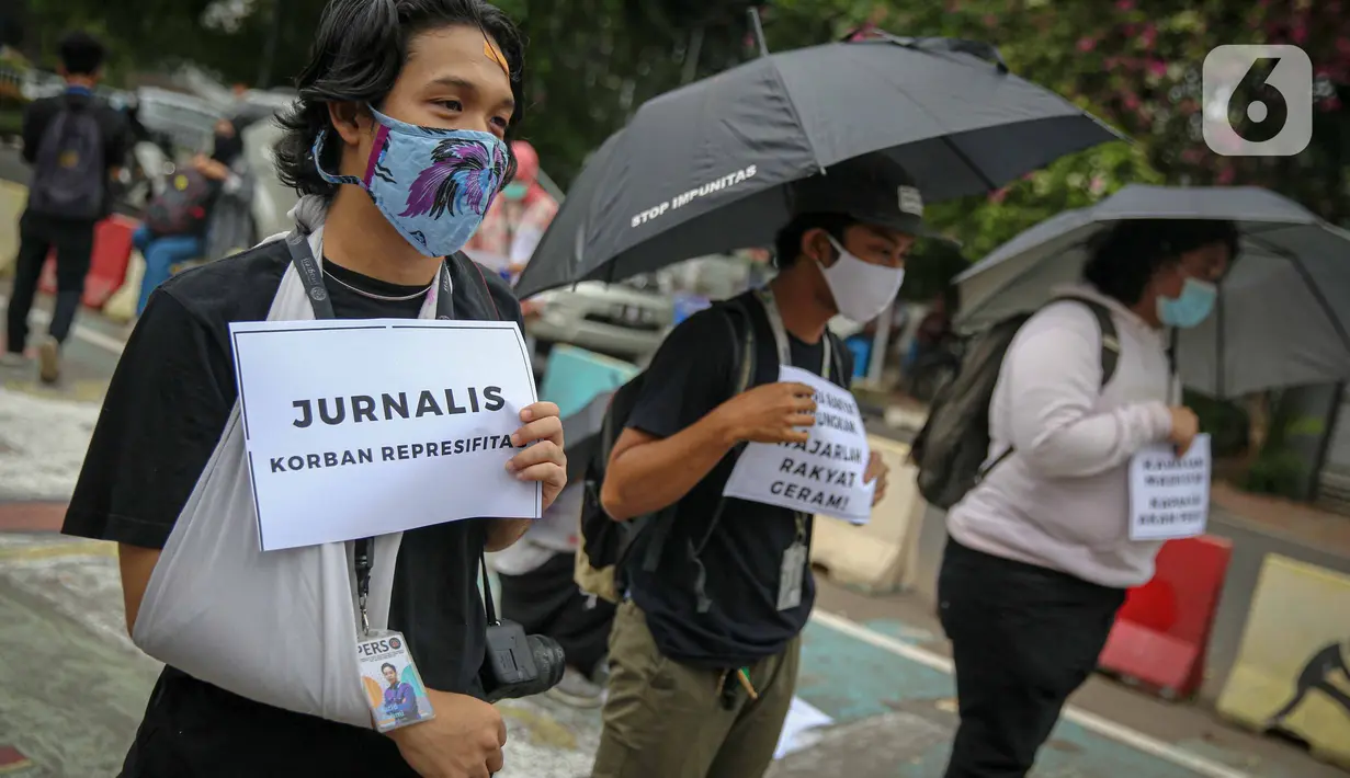Massa yang tergabung dalam Aliansi Menolak Lupa menggelar aksi damai di kawasan Tugu Proklamasi, Jakarta, Kamis (15/10/2020). Dalam aksinya, mereka mengecam represifitas aparat kepolisian terhadap massa aksi, medis, jurnalis, dan masyarakat sipil lainnya. (Liputan6.com/Faizal Fanani)