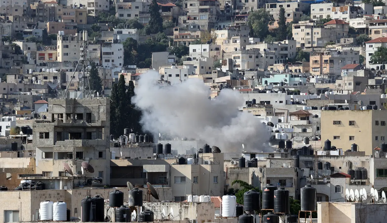 Asap mengepul setelah serangan udara Israel di kota Jenin Tepi Barat yang diduduki pada 3 Juli 2023. (AFP/Jaafar Ashtiyeh)