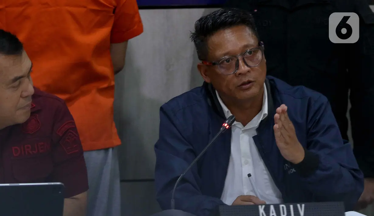 Di sisi lain, Kepala Divisi Hubungan Internasional Polri (Kadiv Hub Inter), Irjen Pol Krishna Murti menekankan pentingnya kolaborasi antara Polri dan Imigrasi dalam menangani subyek red notice yang dikeluarkan oleh negara lain. (Liputan6.com/Herman Zakharia)