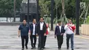 Presiden Joko Widodo (depan) didampingi Menpora, Menteri PUPR, Kepala Bekraf, dan Ketua Inasgoc meninjau sejumlah venue Asian Games 2018 di Kompleks Gelora Bung Karno, Jakarta, Senin (25/6). (Liputan6.com/Angga Yuniar)