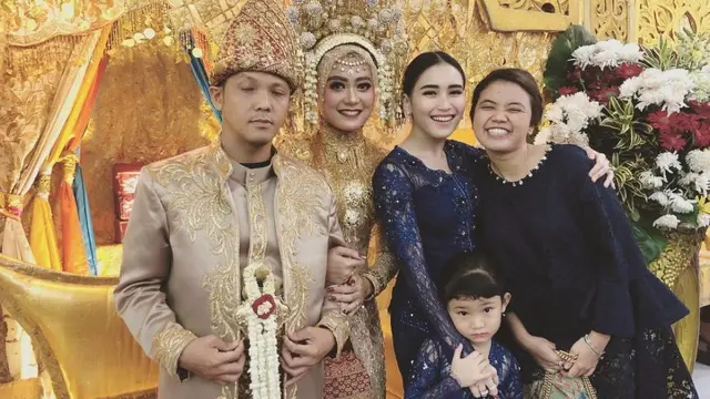 6 Potret Ayu Ting Pakai Kebaya, Tampil Anggun dan Elegan