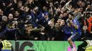 Pemain Chelsea, Diego Costa merayakan golnya bersama Suporter saat melawan Manchester United pada lanjutan Liga Premier Inggris di Stadion Stamford Bridge, London, Senin (8/2/2016) dini hari WIB.  (AFP/Adrian Dennis) 