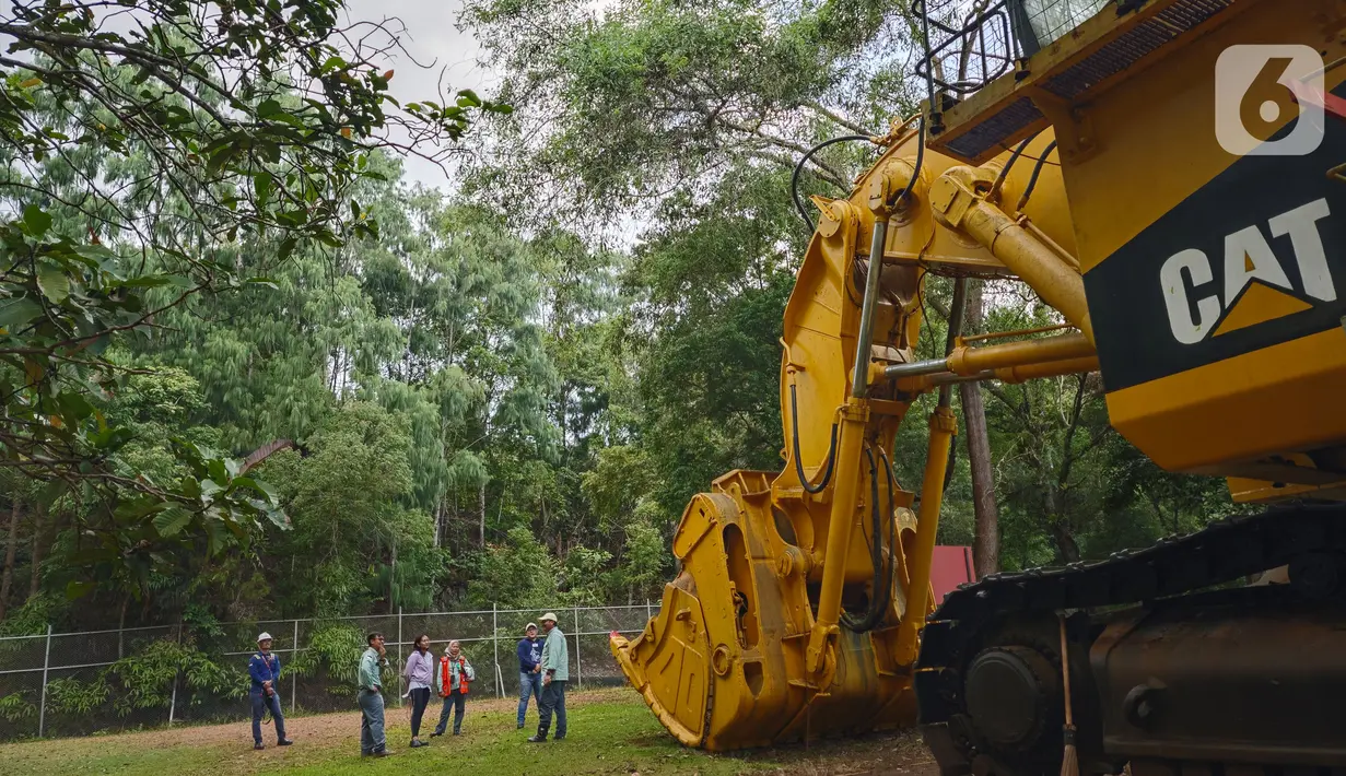 Di lokasi Taman Sariwegading Wallacea sengaja ditempatkan alat-alat berat, yang pernah digunakan untuk menambang di daerah itu. (Liputan6.com/ Elin Yunita Kristanti)
