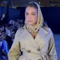 Telah lama tinggal di Arab Saudi, Georgina Rodriguez pun kerap di berbagai acara. Terbaru ia hadir di front row fashion show desainer Mona Alshebil. [@georginagio]