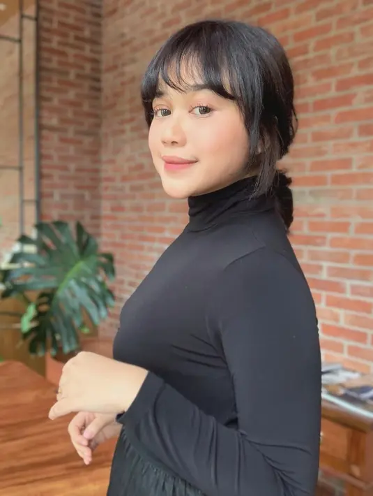 Pelantun lagu Sehari Lagi itu terlihat sering memilih makeup natural soft yang terlihat seperti tidak mengenakan riasan. Parasnya yang imut dan cantik kian terpancar saat tampil dengan makeup natural. (Liputan6.com/IG/@brisiajodie96)