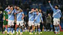 Manchester City tampil superior di Etihad Stadium dengan kemenangan besar 4-1 atas Borussia Dortmund dalam lanjutan fase liga Liga Champions 2025/2026. Tampak dalam foto, para pemain Manchester City, Ruben Dias, Savinho, Matheus Nunes, Phil Foden, Bernardo Silva, dan Josko Gvardiol bertepuk tangan kepada para penggemar usai pertandingan lanjutan fase liga Liga Champions 2025/2026 antara Manchester City dan Borussia Dortmund di Stadion Etihad, Manchester, Inggris barat laut, pada 5 November 2025 waktu setempat atau Kamis (6/11) dini hari WIB. (Oli SCARFF/AFP)