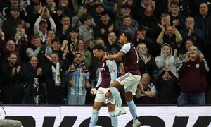 Gelandang Aston Villa, Morgan Rogers (kiri), merayakan gol ketiga timnya bersama Ollie Watkins dalam pertandingan leg kedua perempat final Europa League antara Aston Villa dan Bologna FC 1909 di Villa Park, Birmingham, Inggris tengah, pada 16 April 2026. (Darren Staples / AFP)