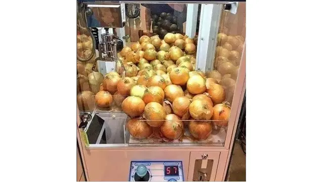 Bukan Boneka, 7 Potret Isi Mesin Capit Ini Bikin Orang Menyesal Kalau Gagal
