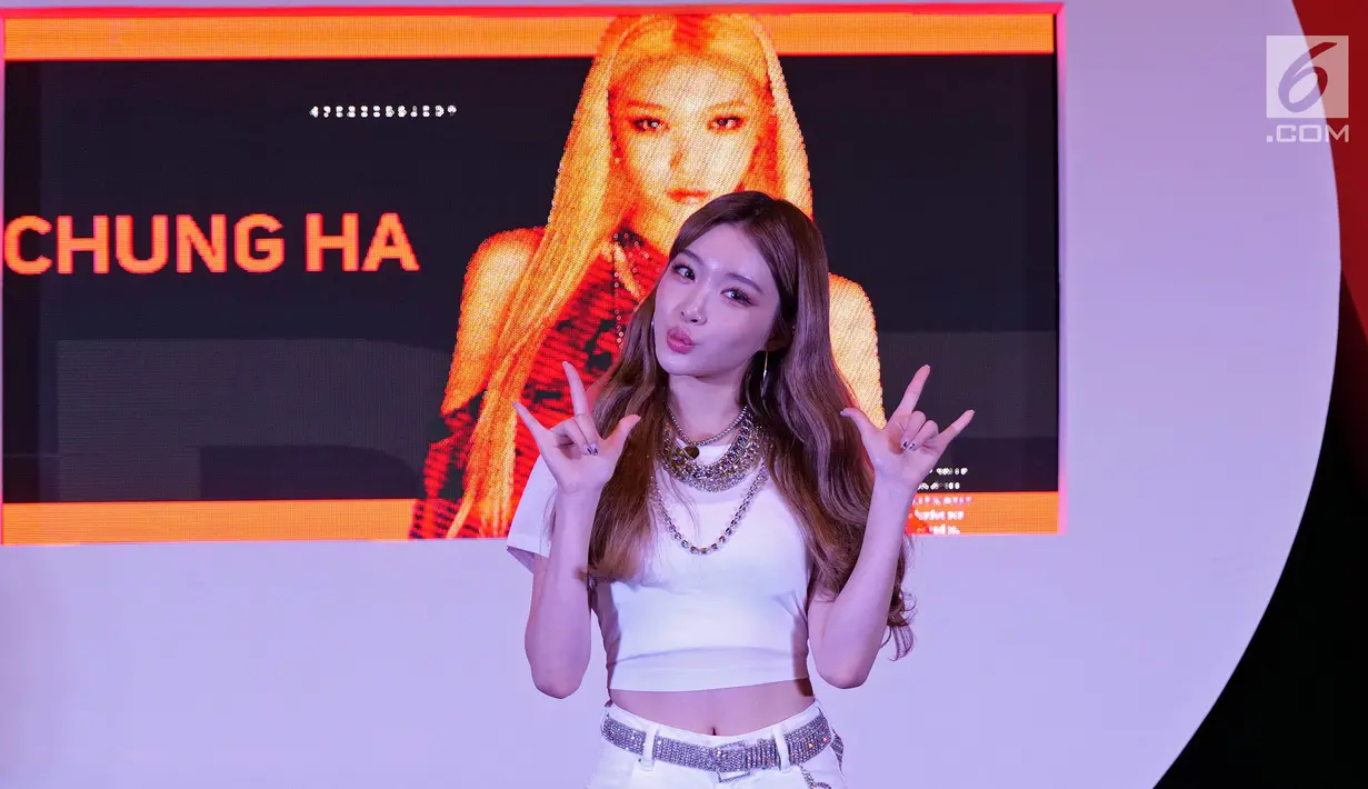 Penyanyi Korea Chung Ha berpose usai  jumpa pers  “Smartfren WOW Concert 2019”, Jakarta, Jumat (20/9/2019). Konser ini menampilkan Chung Ha, Ateez, Dewa 19, Dul Jaelani, JAZ, Via Vallen, Rossa, Rizky Febian, Kalulla, Dipha Barus, Alffy Rev, dan Aaliyah Massaid. (Liputan6.com/Herman Zakharia)