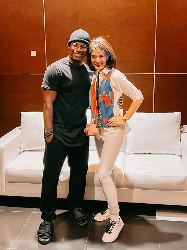 Artis Indonesia eksis bareng Ne-Yo pelantun So Sic (Foto: Instagram carissa_puteri)