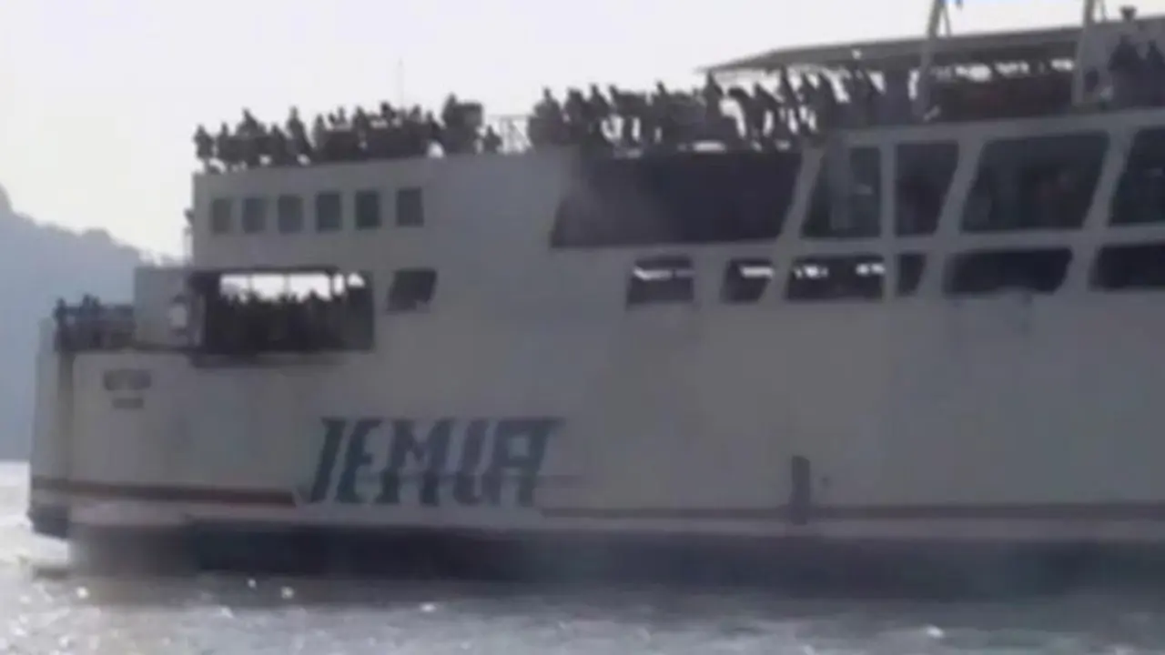 Kapal Roro Mogok dan Terapung-apung di Tengah Laut