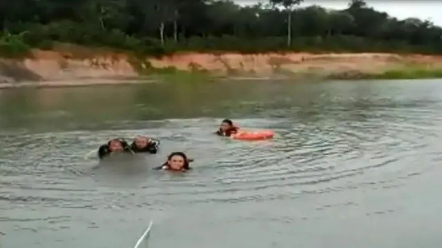 Diduga korban tewas akibat tidak bsia berenang setelah terpeleset dan tercebur ke dalam kolam.