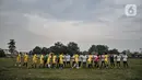 Para pemain bersalaman sebelum bertanding dalam turnamen sepak bola antar kampung (Tarkam) di Desa Ragajaya, Bojong Gede, Kabupaten Bogor, Jawa Barat, Minggu (17/10/2021). (merdeka.com/Iqbal S. Nugroho)