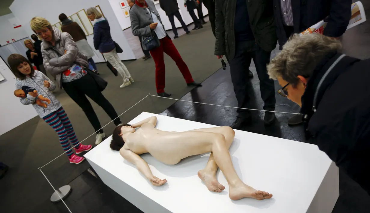 Pengunjung saat melihat patung karya John de Andrea yang bernama " Lisa " selama Art Cologne 2016 di Jerman 15 April 2016. Patung ini menjadi perhatian karena bagai wanita yang tak memakai busana apapun. (REUTERS / Wolfgang Rattay)