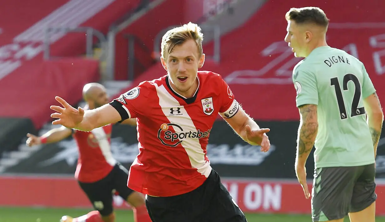 Pemain Southampton, James Ward-Prowse melakukan selebrasi usai mencetak gol ke gawang Everton pada laga Liga Inggris di Stadion St. Mary's Minggu (25/10/2020). Southampton menang dengan skor 2-0. (Andy Rain/Pool via AP)