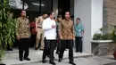 Presiden Joko Widodo (kanan) berbincang dengan Mendikbud Anies Baswedan disela kunjungannya meninjau pelaksanaan Ujian Nasional (UN) di SMKN 1, Jakarta, Selasa (14/4/2015). (Liputan6.com/Faizal Fanani)