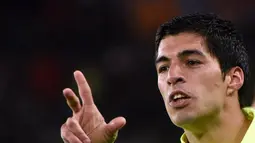 Luis Suarez setelah mencetak gol kedua Barcelona dalam lanjutan babak perempatfinal Liga Champion di Stadion Parc des Princes, Paris, Perancis. Rabu (15/4). Barcelona unggul 3-1 dalam pertandingan itu.