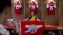 Fans Arsenal berpose di ruang ganti yang akan digunakan oleh The Gunners saat bertanding melawan Chelsea di Beijing, Jumat, (21/7/2017). Arsenal dan Chelsea akan bertanding dalam laga persahabatan. (AP/Ng Han Guan)