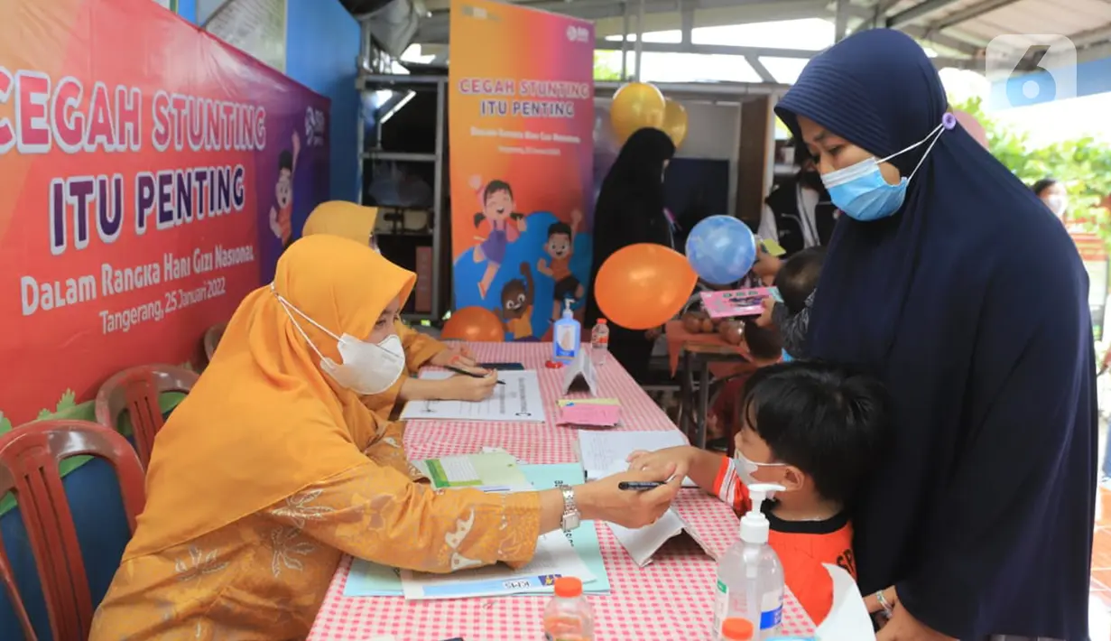 Warga saat registrasi pada kegiatan CSR BRI Peduli Stunting di Posyandu Batu Jaya, Batu Ceper, Kota Tangerang, Rabu (25/01/2022). Bantuan yang mengusung Cegah Stunting itu Penting diberikan kepada 332 Posyandu/Puskesmas di Jabodetabek dan 9 kota/kabupaten di Indonesia. (Liputan6.com/HO/Humas BRI)