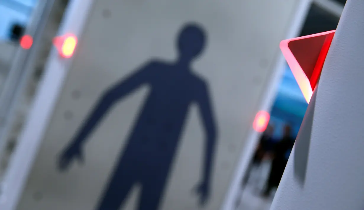 Mesin deteksi full body terbaru saat digunakan di Bandara Cologne-Bonn Konrad Adenaue, Jerman (15/11). Alat deteksi yang diberi nama 'Easy Security' ini menggunakan scanner keamanan QPS200 berbasis gelombang milimeter. (REUTERS/Wolfgang Rattay)