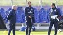 Pelatih sementara timnas Inggris, Gareth Southgate (tengah) saat berbincang dengan asistennya pada sesi latihan persiapan melawan Malta di St George's Park,  Burton-upon-Trent, (4/10/2016). AFP/Paul Ellis)