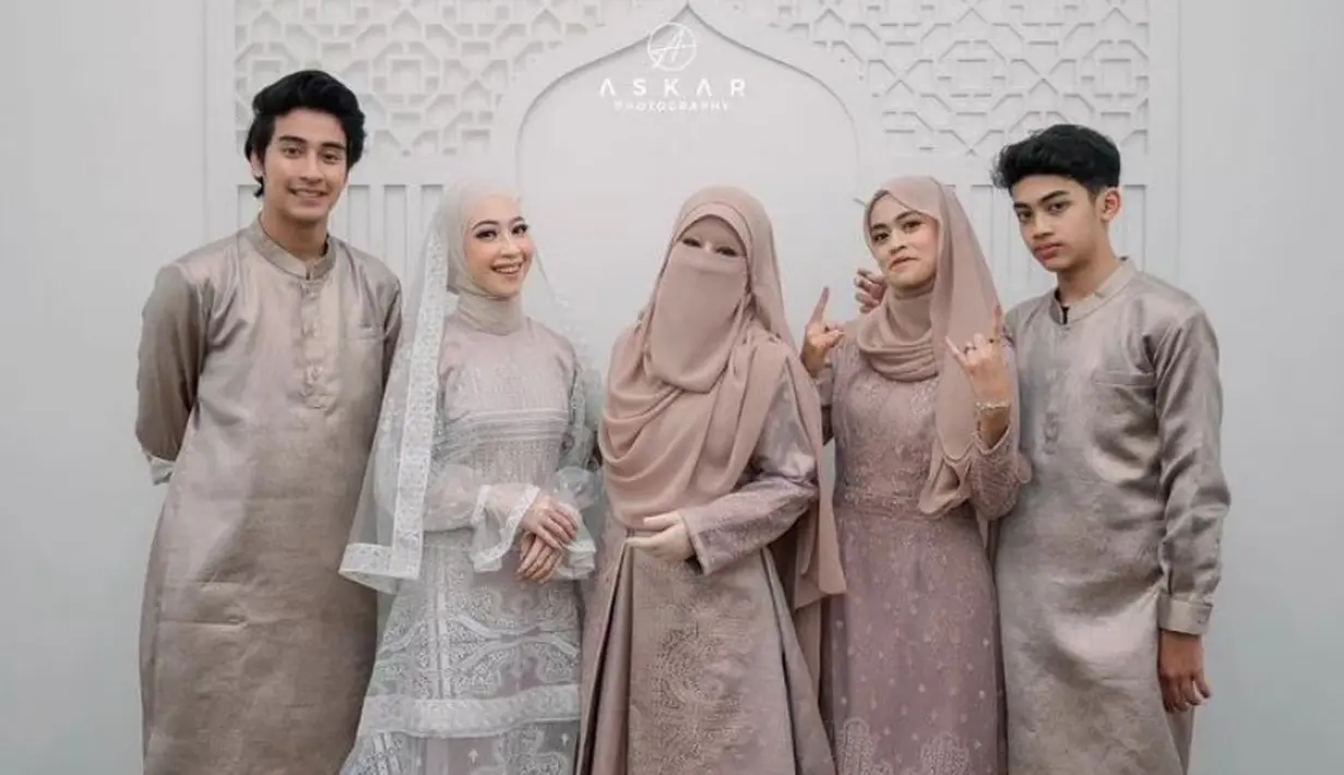 Saat malam henna, Umi Pipik tampil dengan dress berbordir warna coklat yang serasi dengan kerudung dan cadarnya. [@askar_photograhy]