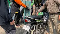 Kanit Gakkum Satlantas Wilayah Jakarta Barat, AKP Agus Suwito menerangkan, akibat kecelakaan tersebut pengemudi ojol berinisial M (48)&nbsp;mengalami luka pada bagian kepala. (Foto:Liputan6/Ady Anugrahadi)