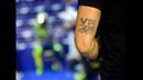 Tato Valentino Rossi (VR46) di tangan salah satu kru tim Movistar Yamaha dalam tes pramusim MotoGP hari pertama di Sirkuit Losail, Qatar, Rabu (2/3/2016) waktu setempat. (Bola.com/Twitter)
