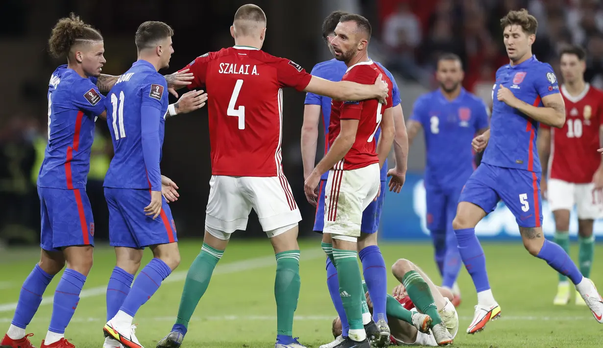 Pemain Hungaria Attila Szalai memisahkan pemain yang bertengkar  saat melawan Inggris pada pertandingan sepak bola Grup I kualifikasi Piala Dunia 2022 di Puskas Ferenc Arena, Budapest, Hungaria, Kamis (2/9/2021). Inggris menang 4-0. (AP Photo/Laszlo Balogh)