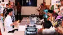Presiden Joko Widodo menyiapkan uang yang akan dizakatkan melalui Badan Amil Zakat Nasional (Baznas) di Istana Negara, Jakarta, Rabu (14/6). Zakat tersebut diterima langsung oleh Ketua Baznas Bambang Sudibyo. (Liputan6.com/Angga Yuniar)