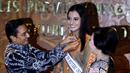 Wakil Ketua MPR Fadel Muhammad (kiri) menyematkan pin kepada runner up Puteri Indonesia 2020 Jihane Almira Chedid di Kompleks Parlemen, Senayan, Jakarta, Kamis (12/3/2020). Puteri Indonesia 2020 Ayu Maulida dan sejumlah runner up didaulat menjadi Duta MPR RI. (Liputan6.com/Johan Tallo)