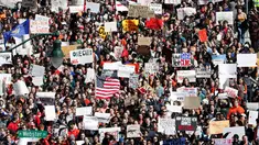 Ribuan siswa turun ke jalan menuju gedung Capitol saat melakukan aksi protes di Madison (14/3). Siswa dari seluruh negara bagian AS menggelar aksi menentang kekerasan senjata. (Steve Apps / Wisconsin State Journal via AP)