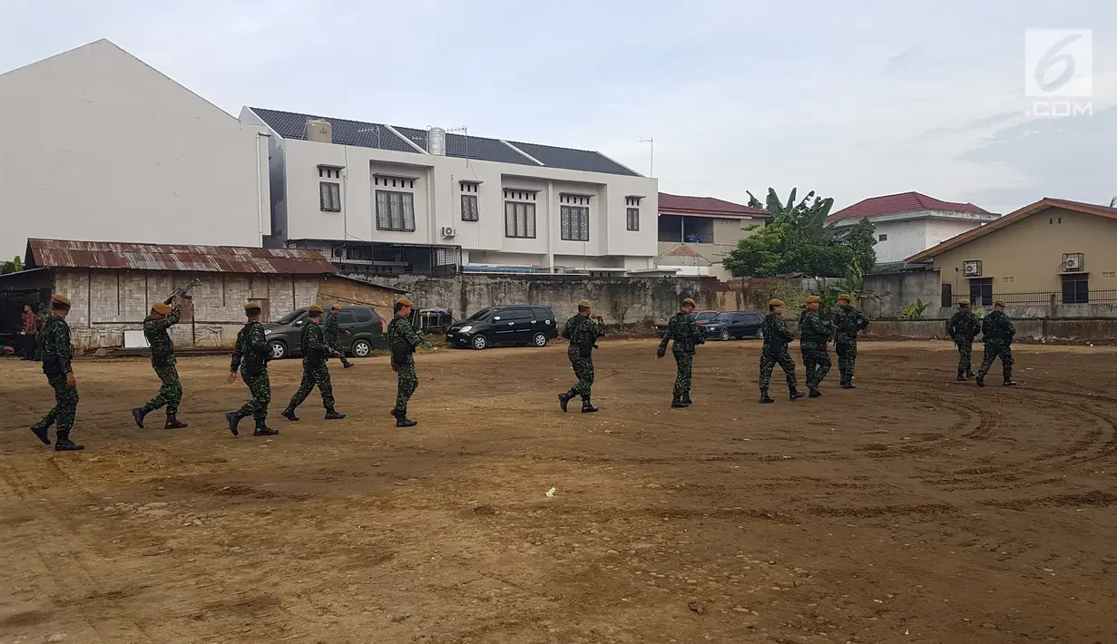 Sejumlah prajurit TNI terlihat di kediaman salah seorang paman Bobby Nasution, di Medan Johor, Sumatera Utara, Selasa (21/11). Putri Presiden Jokowi, Kahiyang Ayu, akan menjalani acara adat pemberian Boru Siregar. (Liputan6.com/Aditya Eka Prawira)