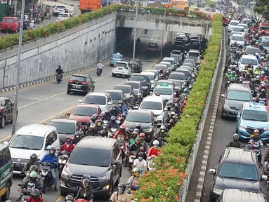 Kendaraan terjebak kemacetan saat melintas di Jalan Raya Pasar Minggu, Jakarta, Rabu (10/6/2020). Tingginya volume kendaraan serta adanya proyek pembangunan flyover menyebabkan kemacetan parah di kawasan tersebut, meskipun saat ini masih dalam status transisi PSBB. (Liputan6.com/Immanuel Antonius)