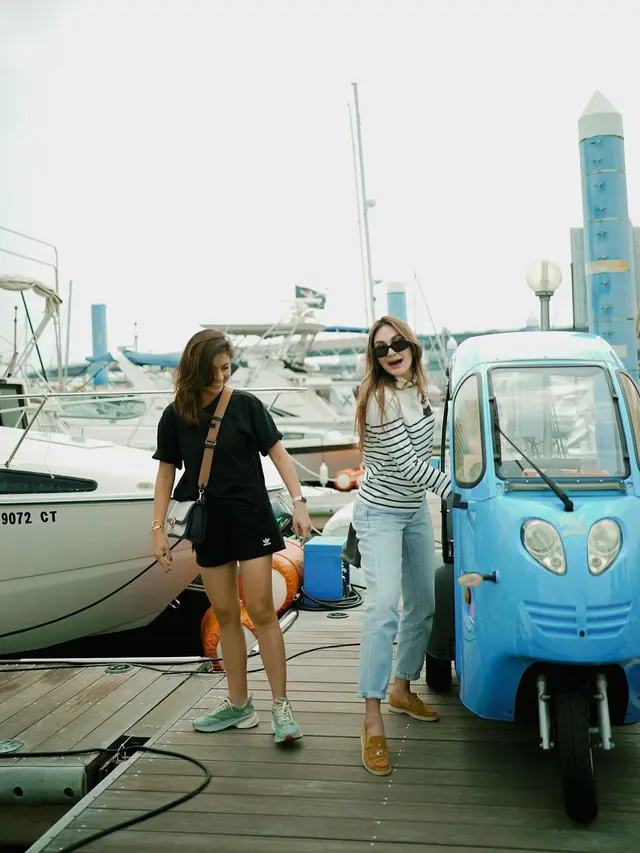 Inspirasi Outfit Kasual Luna Maya Liburan di Korea Selatan yang Membawanya Bertemu Jodoh