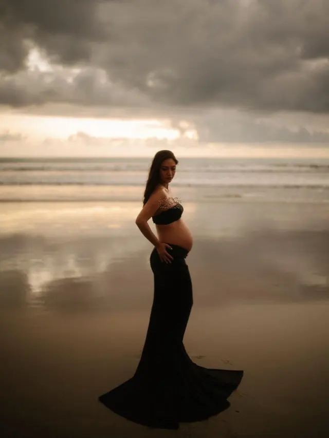 6 Potret Baby Bump Nadia Saphira Jelang Lahiran, Suami Selalu Siaga
