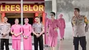Tujuh tahun menjadi istri dari abdi negara, Uut pun sudah kerap terlihat mendampingi sang suami dalam bertugas. Sementara itu, Yeni Inka baru-baru ini terlihat hadir di acara kenaikan pangkat anggota Polres Blora. Kehadirannya untuk mendampingi sang suami yang juga mendapatkan kenaikan pangkat. (Liputan6.com/IG/@khrisnashakti/@uutpermatasari)