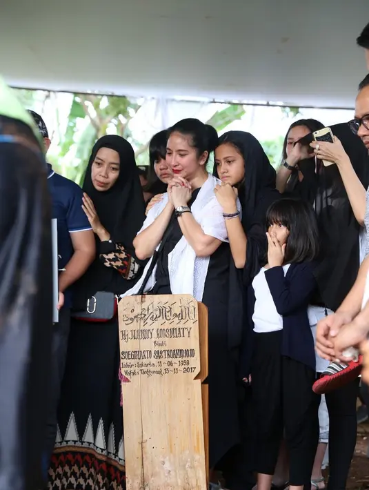 "Kan di ruang isolasi ada ventilator trus belum dipasangkan, ada layar kan, papa bilang, sus saya bisa pasang USB gak di sini mau nonton kata papa," imbuh Angie. (Daniel Kampua/Bintang.com)