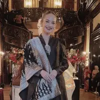 Anggun dan Berkelas, Intip 7 Model Kebaya Modern ala Enzy Storia (credit: instagram/enzystoria)