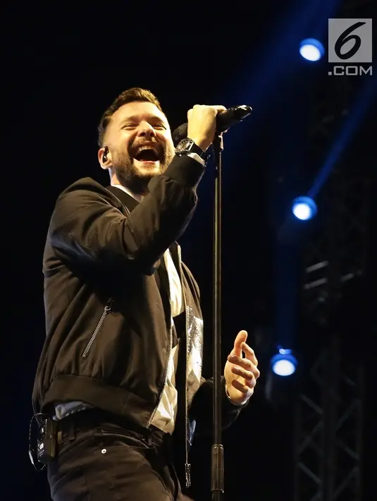 Penampilan Calum Scott di atas panggung Jazz Festival 2019 di Komplek Taman Wisata Candi Prambanan, Jumat (5/7/2019). Pelantun tembang hits berjudul 'You Are The Reason' itu mengaku antusias bisa kembali menyapa penggemarnya di Indonesia. (Fimela.com/Bambang E. Ros)