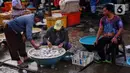 Suasana pasar ikan di Kamal Muara, Jakarta, Jumat (15/4/2022). Pasokan ikan dipastikan aman untuk kebutuhan selama Ramadhan 1443 Hijriah dan Hari Raya Idul Fitri, dengan perkiraan ketersediaan ikan tangkapan dan budidaya April dan Mei 2022 sebesar 2,99 juta ton. (Liputan6.com/Angga Yuniar)