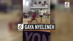 Seorang pebulutangkis bergaya nyeleneh tapi sukses menaklukkan lawannya. Saat bertanding, ia menggunakan sepatu warna-warni dan kostum nyentrik.