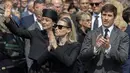 <p>Politisi yang menjadi mitra Berlusconi selama tahun-tahun terakhirnya, Marta Fascina (33 tahun) terlihat menangis. Termasuk putri sulung Berlusconi, Marina, yang diperkirakan akan mewarisi kerajaan bisnis ayahnya. (Claudio Furlan/LaPresse via AP)</p>