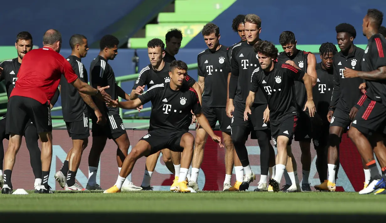Para pemain Bayern Munchen berlatih saat sesi latihan di Stadion Jose Alvalade, Lisbon, Selasa (18/8/2020). Bayern Munchen akan menghadapi Lyon pada pertandingan semifinal Liga Champions. (Miguel A. Lopes/Pool via AP)