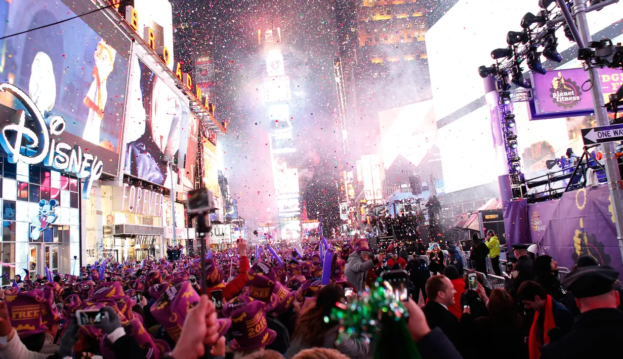Kemeriahan warga New York saat perayaan tahun baru di Times Square, New York, AS  (1/1/2016). (AFP Photo / Kena Betancur)