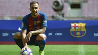Striker baru Barcelona, Paco Alcacer, diperkenalkan kepada suporter di Stadion Nou Camp, Barcelona, Spanyol, Kamis (8/9/2016). Bomber asal Spanyol ini diproyeksikan untuk menjadi pelapis bagi Trio MSN. (AFP/Lluis Gene)