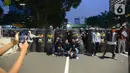 Pendemo foto bersama anggota kepolisian saat aksi menolak Omnibus Lawa UU Cipta Kerja di kawasan Patung Kuda, Jakarta, Selasa (20/10/2020).  Anggota Marinir membubarkan dan mengawal pulang massa pendemo  ke rumah masing-masing. (merdeka.com/Imam Buhori)