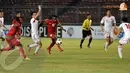 Greg Nwokolo (nomor 10) mencoba menembus lini pertahanan pemain Cina dalam laga Kualifikasi Piala Asia di Stadion GBK Jakarta  (Liputan6.com/Helmi Fithriansyah)