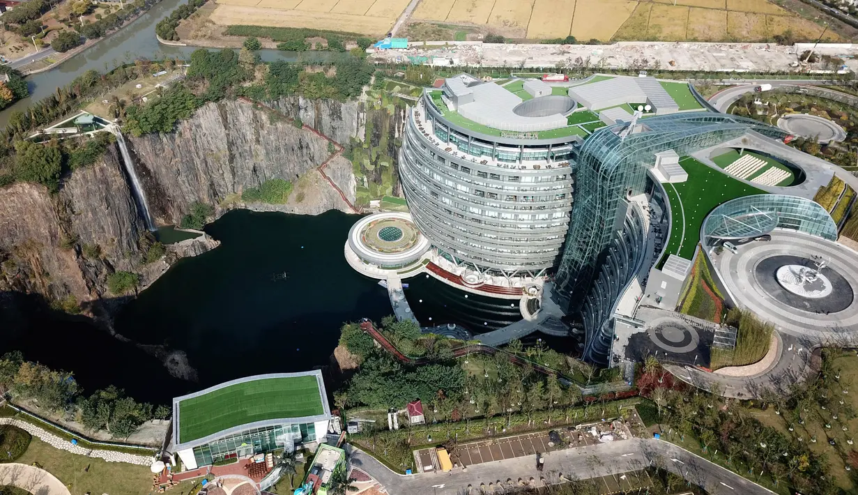 Hotel Intercontinental Shanghai Wonderland di distrik Songjiang, Shanghai, 16 November 2018. Dibangun secara vertikal sepanjang tebing bekas tambang bawah tanah, pembangunan hotel tersebut membutuhkan waktu hingga 10 tahun. (Fang Zhe/Xinhua via AP)